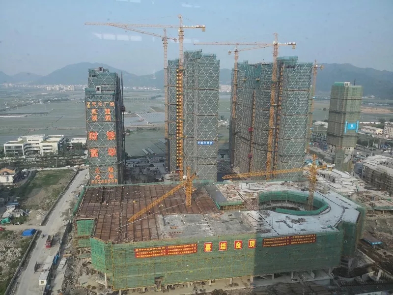 華都&middot;天元廣場購物中心喜結(jié)金頂