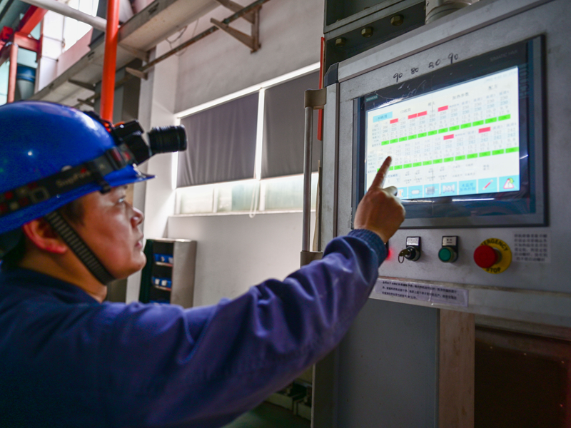 1653982247911425.jpg 姜良?xì)w在操作機(jī)器控制臺(tái)_副本.jpg