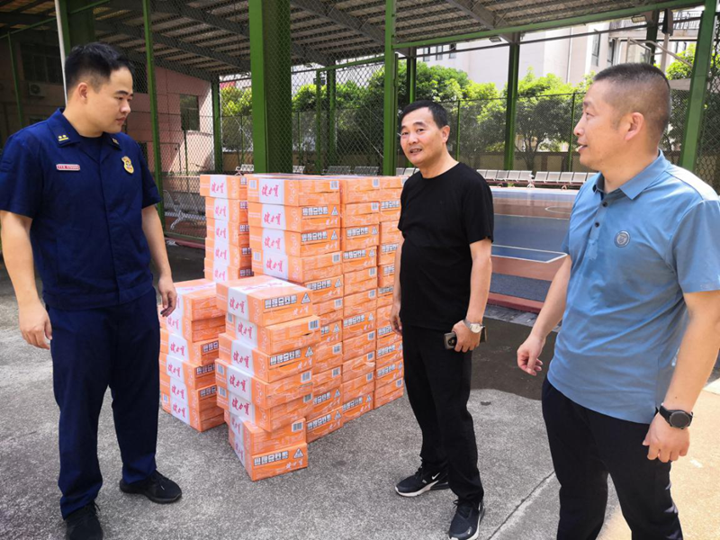 浦江農(nóng)批市場(chǎng)聯(lián)合當(dāng)?shù)毓╀N社開(kāi)展&ldquo;八一&rdquo;慰問(wèn)活動(dòng)