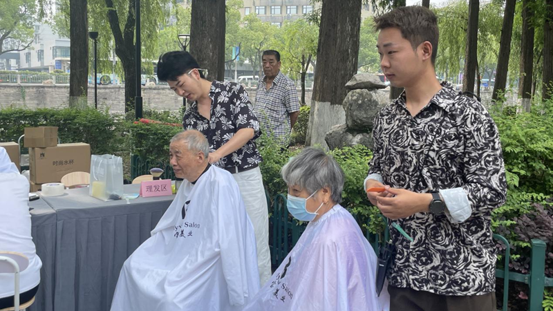 浙農(nóng)實(shí)業(yè)寧波寧望府開展&ldquo;浙風(fēng)十禮入社區(qū)&rdquo;文明公益活動